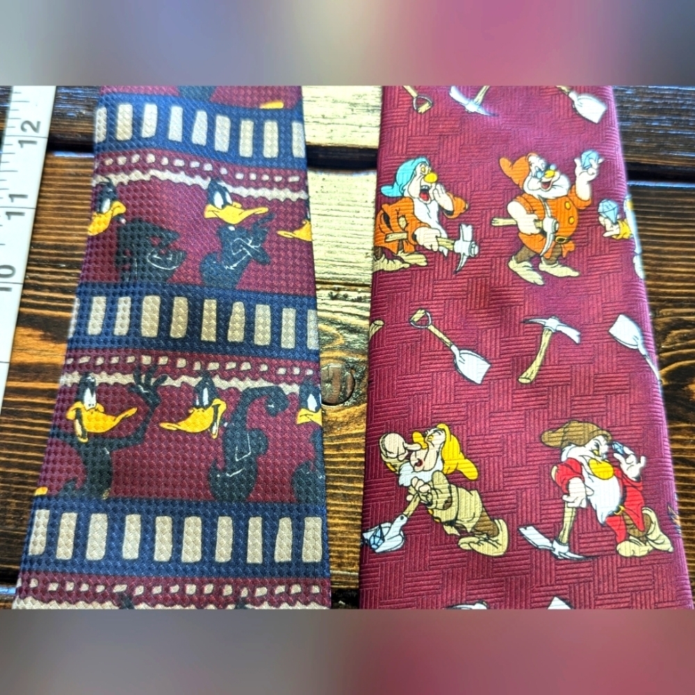 2 Fun men's Ties. Looney tunes and Snow White. 😁